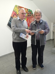 Pfarrer Franz Schmitt und Volkmar Franz bei der Vorstellung des neuen Liederbuches